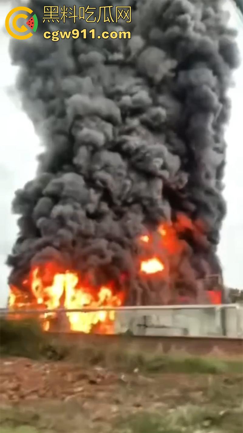 河南省洛阳市孟津区白鹤镇，宸岳化工有限公司发生火灾事故，现场浓烟冲天，目前未有人伤亡！-4