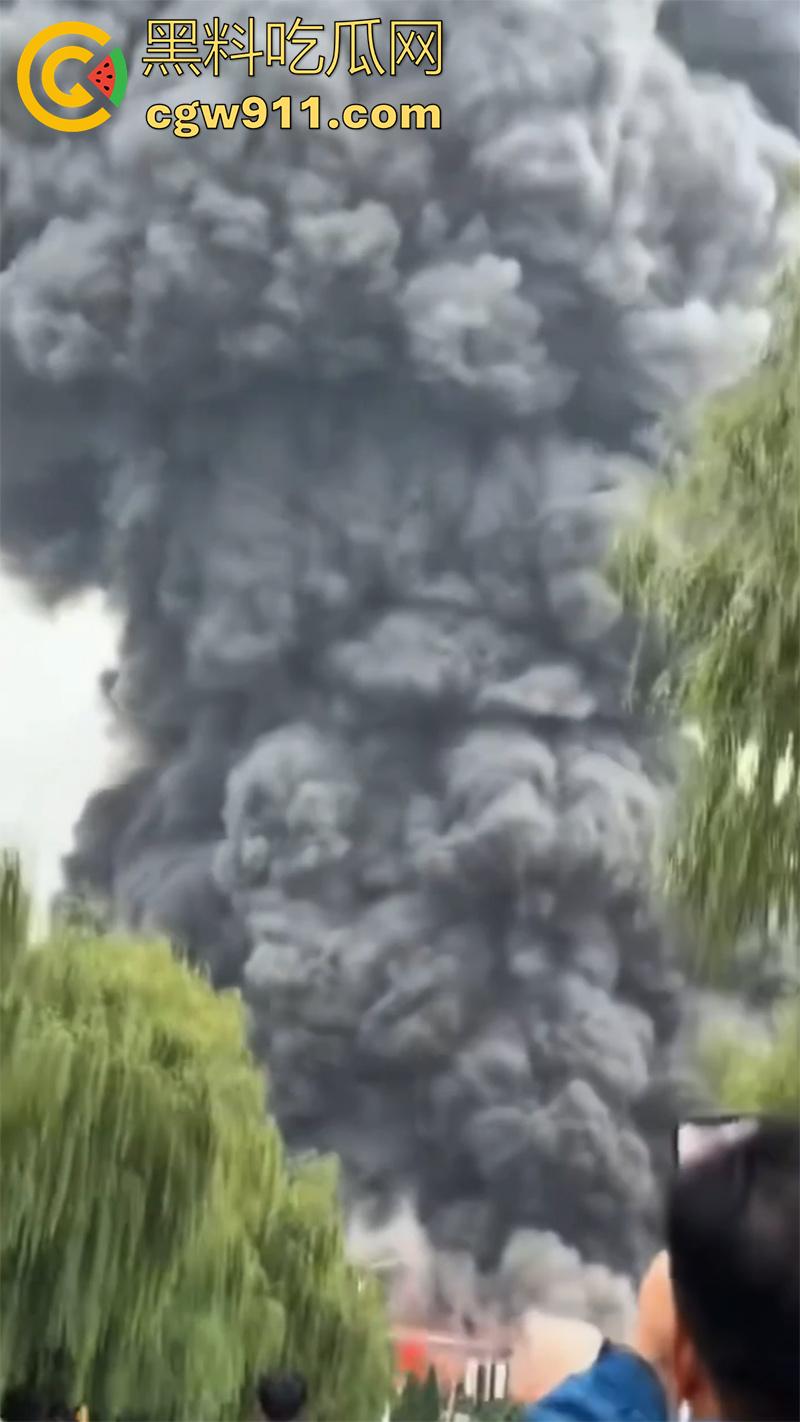 河南省洛阳市孟津区白鹤镇，宸岳化工有限公司发生火灾事故，现场浓烟冲天，目前未有人伤亡！-5