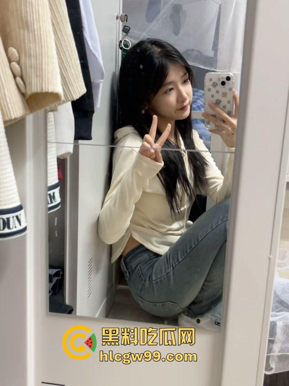 苏州艺术学校反差婊【陈萱怡】自拍高三刚刚发育成熟的纯天然美奶，私底下还高价酒店打炮后入！独家流出-5