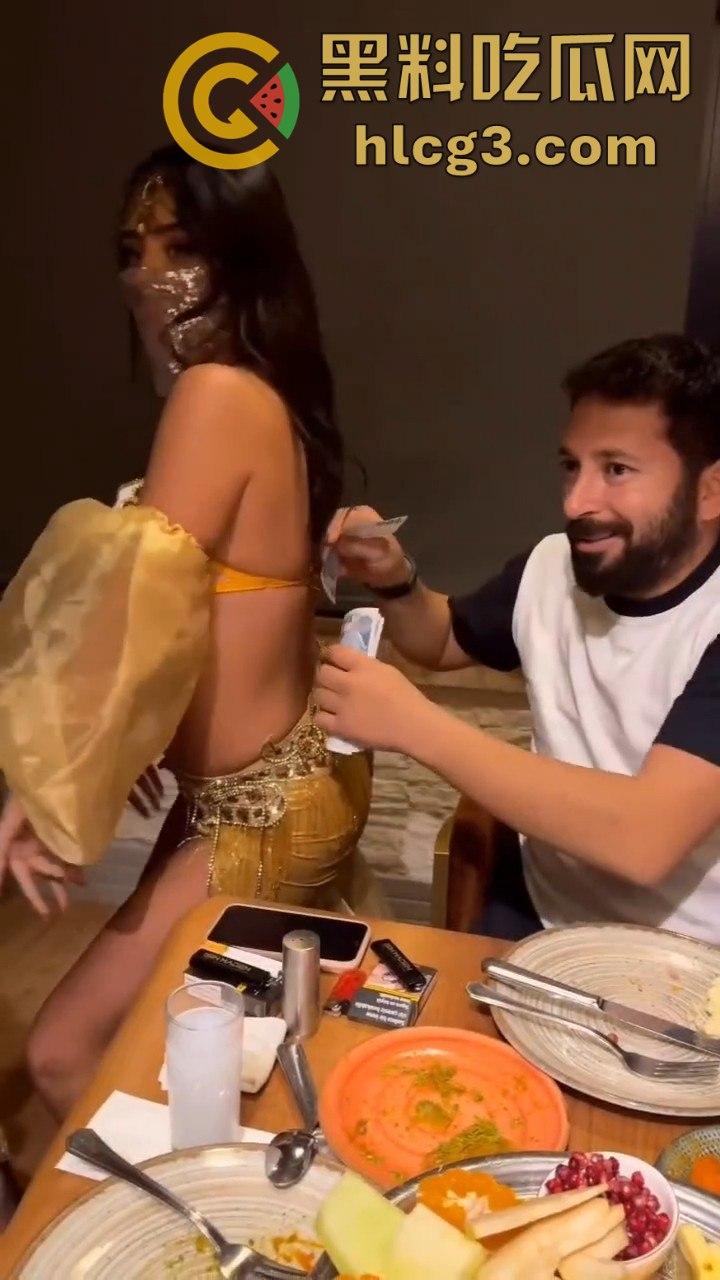 英国土豪印度餐厅奢华一幕！搭讪美女服务员，消费竟直接塞进奶罩里，场面惊呆众人！-6