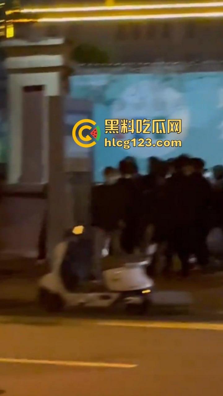 山东菏泽精神小伙群架约战！9月15日单县五中热闹了，郭有才的老家果然还是能打！-3