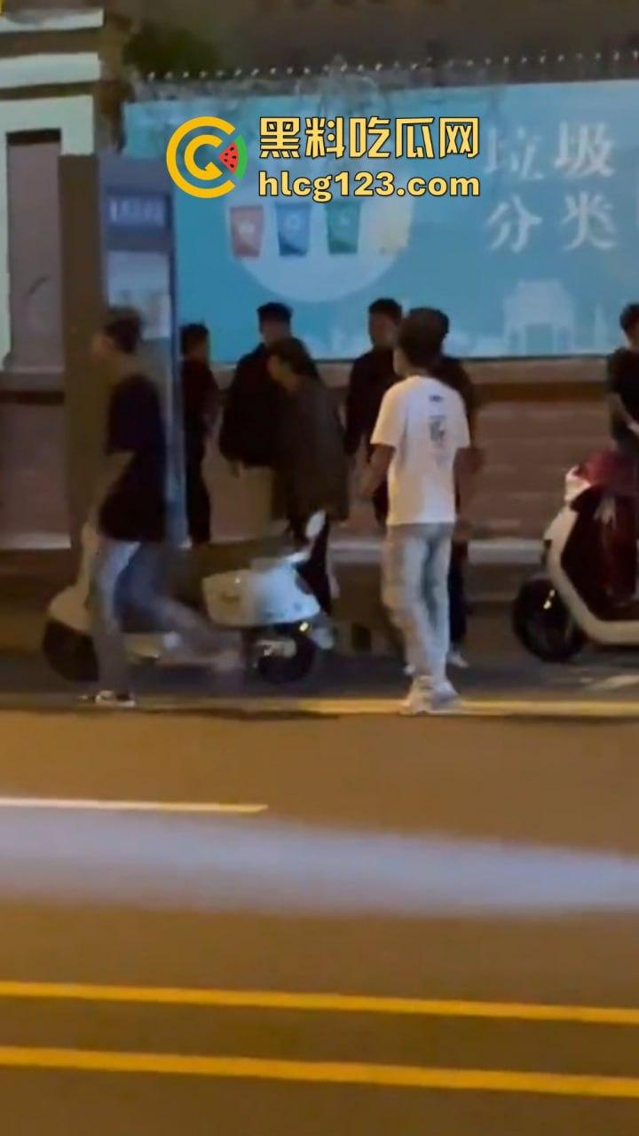 山东菏泽精神小伙群架约战！9月15日单县五中热闹了，郭有才的老家果然还是能打！-4