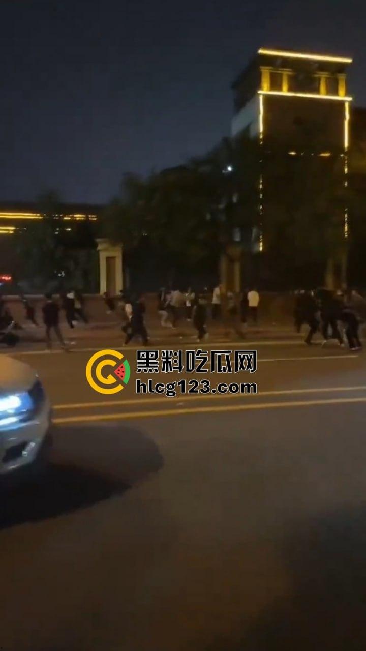 山东菏泽精神小伙群架约战！9月15日单县五中热闹了，郭有才的老家果然还是能打！-6