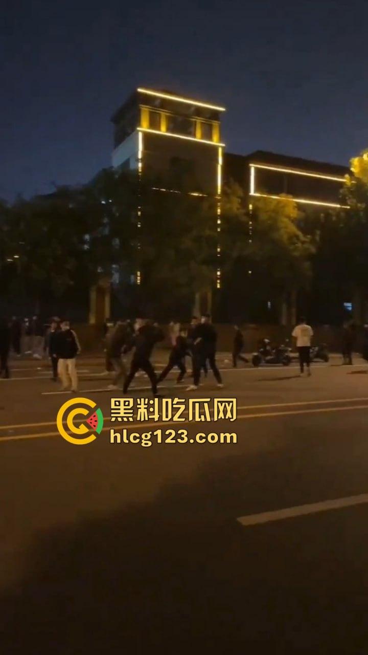 山东菏泽精神小伙群架约战！9月15日单县五中热闹了，郭有才的老家果然还是能打！-8