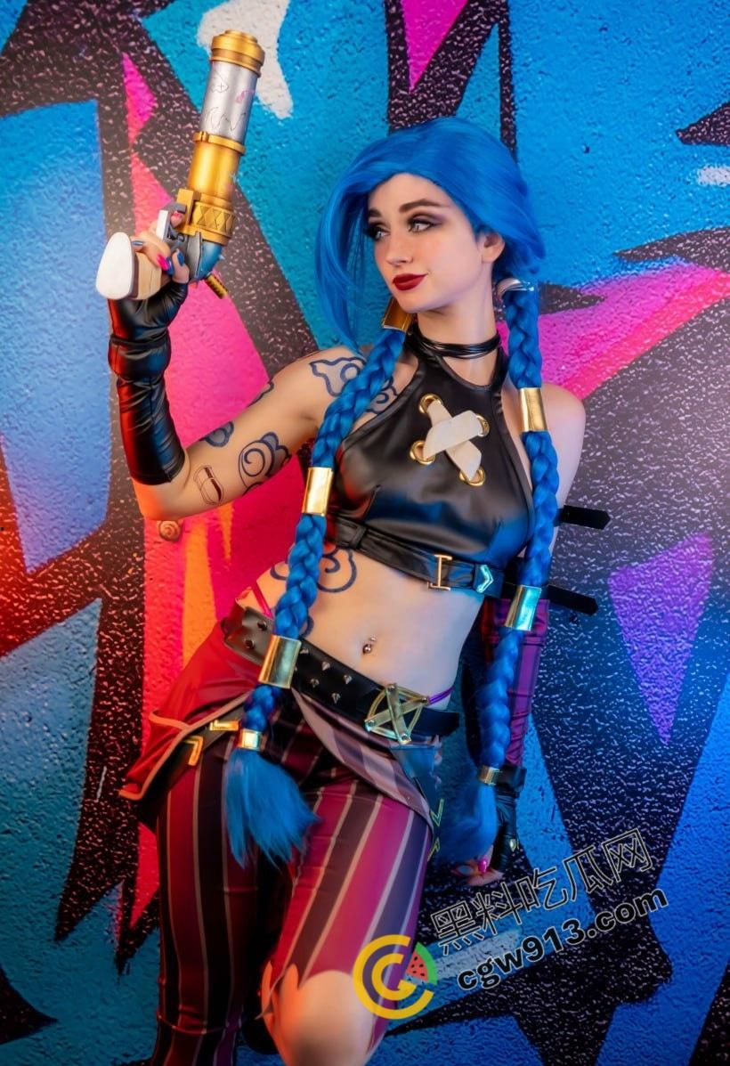 美女博主COS金克斯引爆全网关注：高超口技、诱人翘臀与神秘白虎穴，精彩绝伦的性爱场面让网友热议不已-8