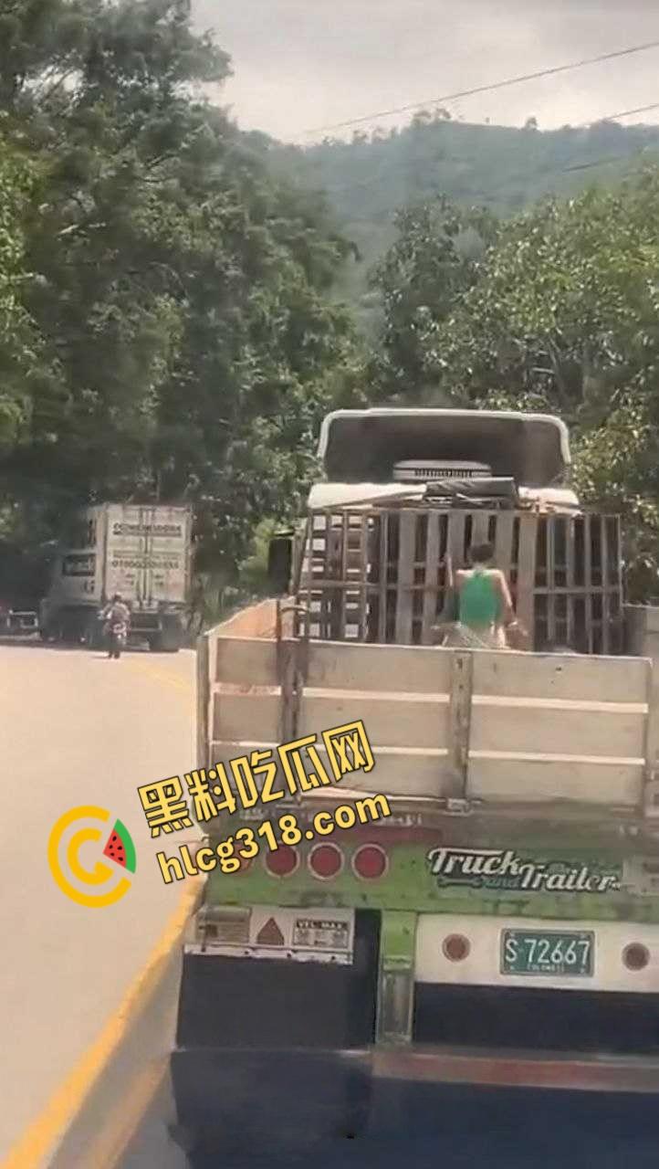 国外人真大胆，寂寞骚妹大卡车尾箱车震，拿块布挡着，娇喘高潮整个街道都听得到 ！-6