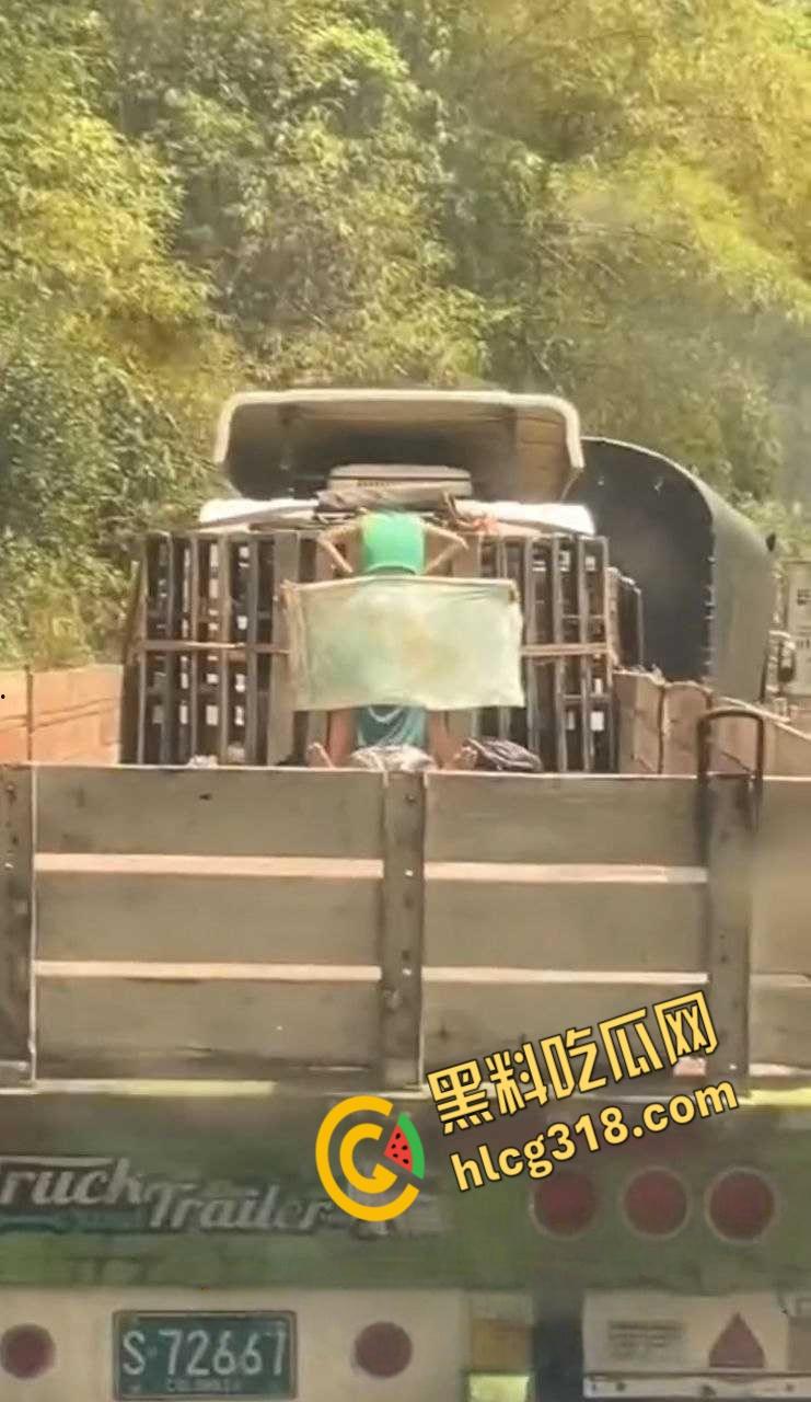 国外人真大胆，寂寞骚妹大卡车尾箱车震，拿块布挡着，娇喘高潮整个街道都听得到 ！-7