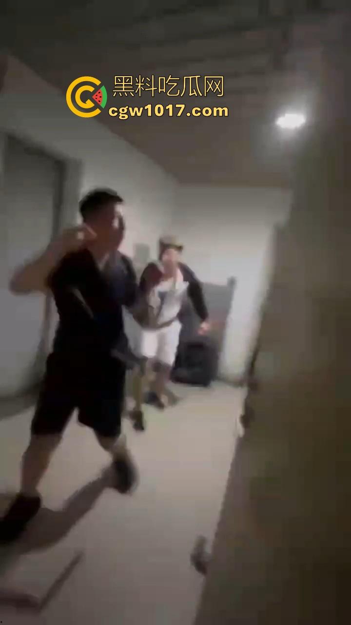 纹身的也不过如此嘛！来到精神小伙地盘，该挨打还是得乖乖老实挨打，一拳一脚直击头部，浑身是血极其惨烈！-2