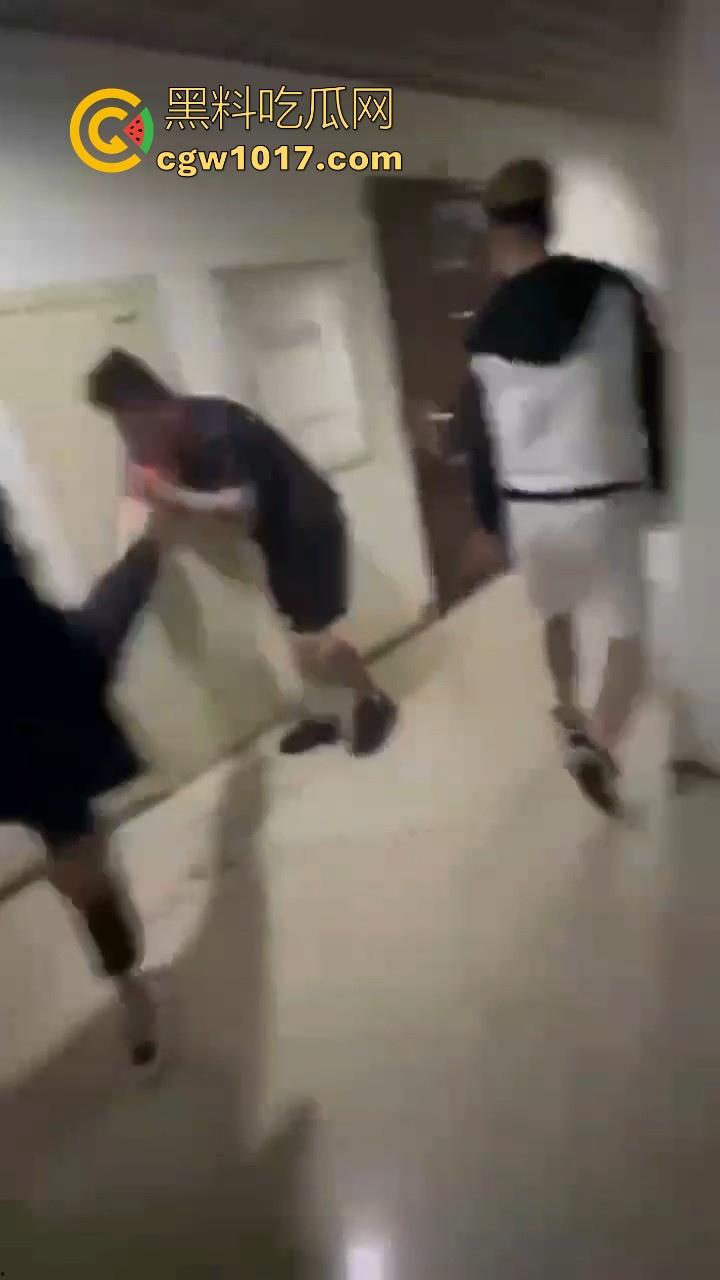 纹身的也不过如此嘛！来到精神小伙地盘，该挨打还是得乖乖老实挨打，一拳一脚直击头部，浑身是血极其惨烈！-8