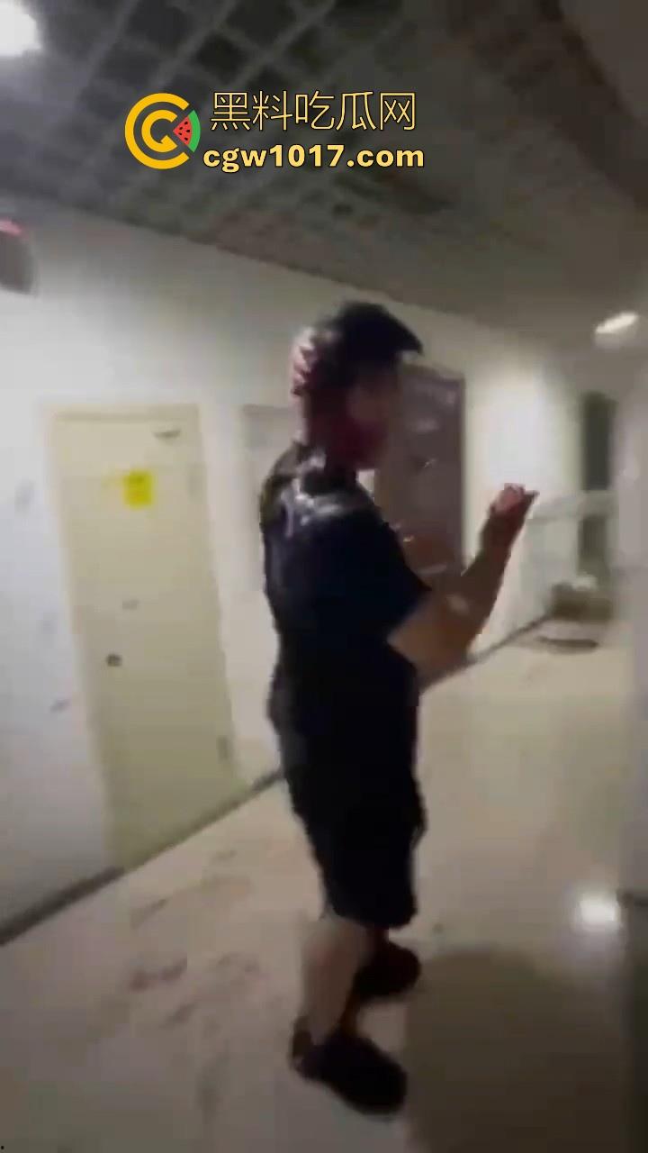 纹身的也不过如此嘛！来到精神小伙地盘，该挨打还是得乖乖老实挨打，一拳一脚直击头部，浑身是血极其惨烈！-10