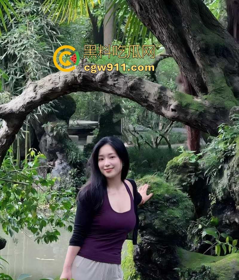 与大奶嫂子户外打野炮，正进入状态激战正酣，突然有人过来，吓得赶紧内射，户外就是刺激！-1