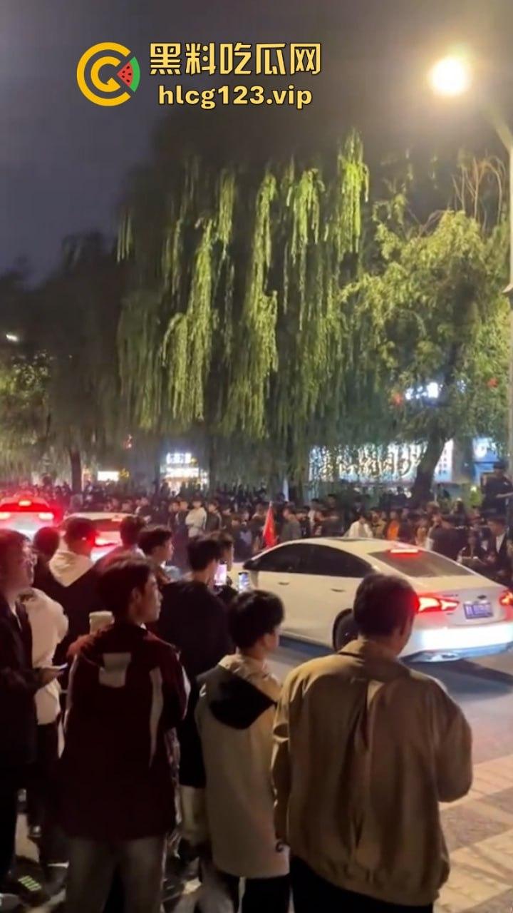 欠收拾！鬼火少年济南闹市区炸街 飙车放火 大街蹦迪 人还是不能吃得太饱！-9