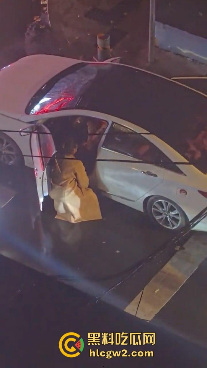 看笑了！辽宁沈阳彪悍女子当街暴打出轨渣男 分分钟KO 拿下 跟拎小鸡一样简单！-1