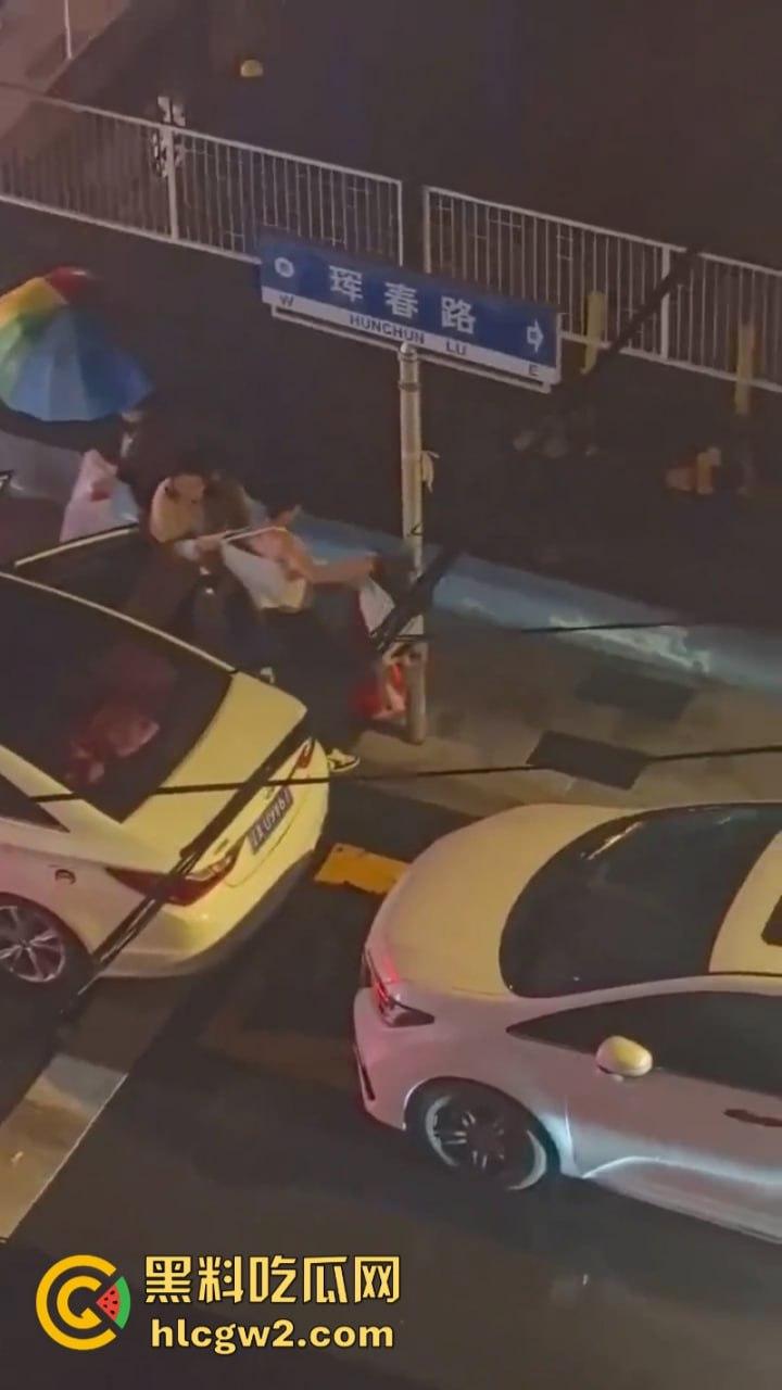 看笑了！辽宁沈阳彪悍女子当街暴打出轨渣男 分分钟KO 拿下 跟拎小鸡一样简单！-3