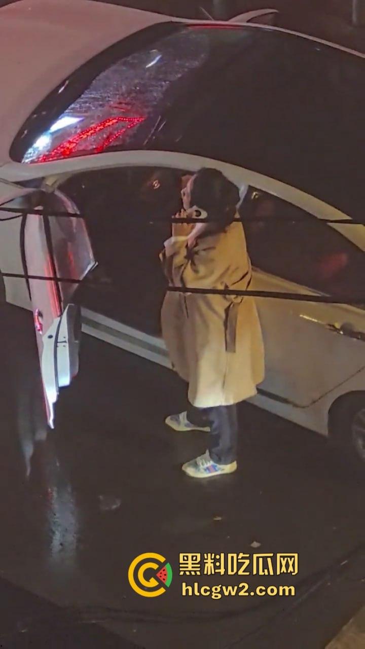 看笑了！辽宁沈阳彪悍女子当街暴打出轨渣男 分分钟KO 拿下 跟拎小鸡一样简单！-5