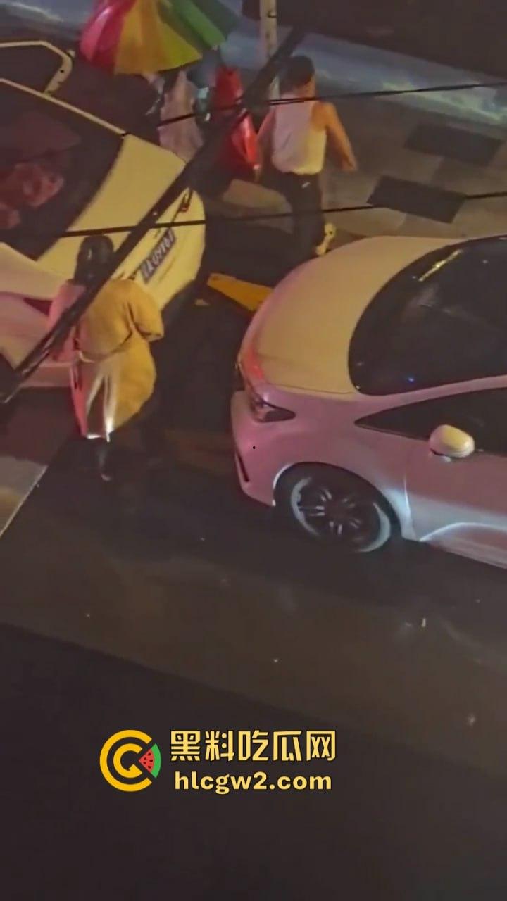 看笑了！辽宁沈阳彪悍女子当街暴打出轨渣男 分分钟KO 拿下 跟拎小鸡一样简单！-6