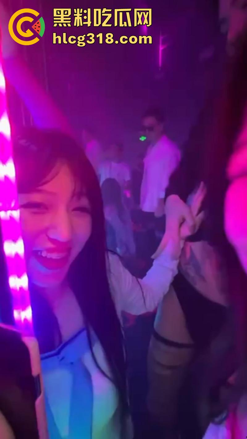 校园女神竟是舔肛狂人，湖北师范学院【胡茜婷】，众人追捧的校园女神，私下秒变母狗，小粉穴超诱人！-3