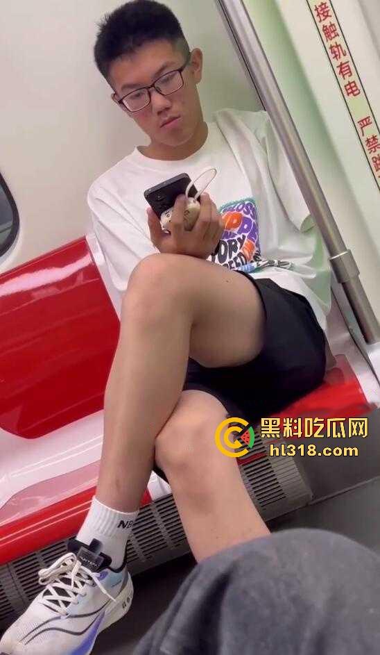 地铁手冲哥伪装独臂残疾人，正大光明打飞机，古有杨过断臂带大雕，今有小伙断臂撸大屌！-1