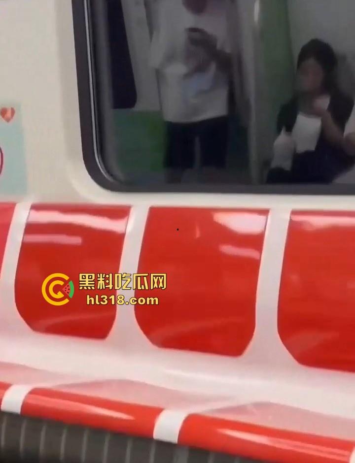 地铁手冲哥伪装独臂残疾人，正大光明打飞机，古有杨过断臂带大雕，今有小伙断臂撸大屌！-2