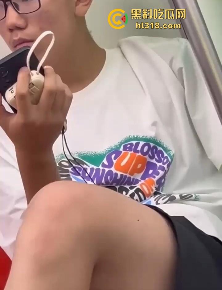 地铁手冲哥伪装独臂残疾人，正大光明打飞机，古有杨过断臂带大雕，今有小伙断臂撸大屌！-5