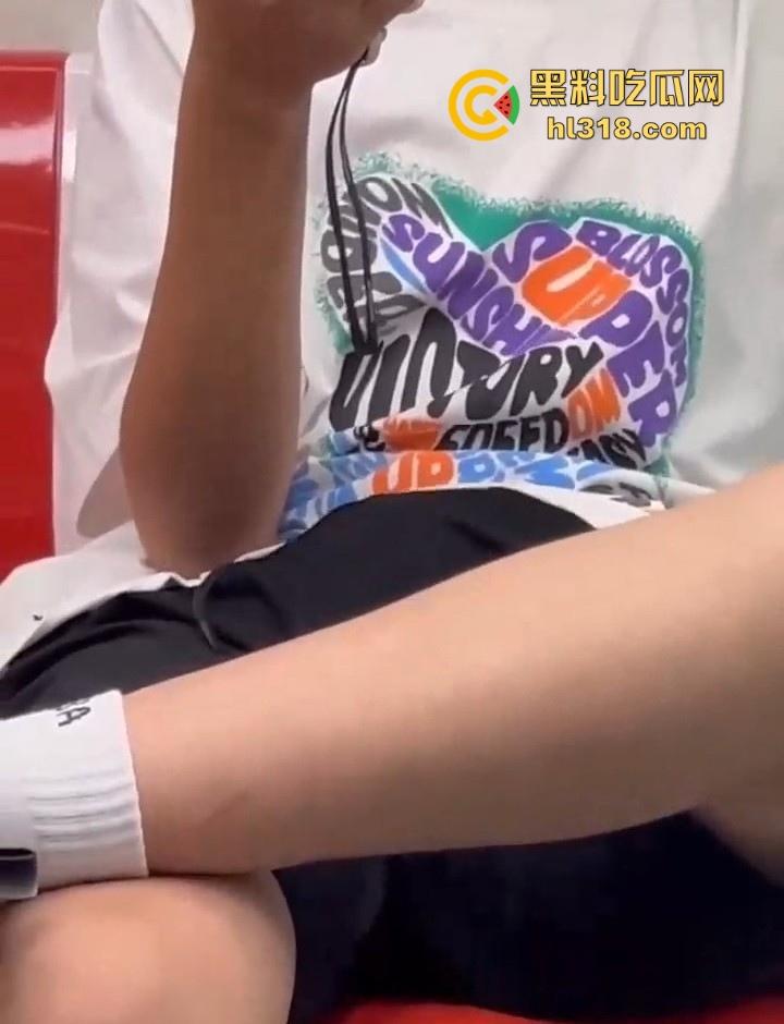 地铁手冲哥伪装独臂残疾人，正大光明打飞机，古有杨过断臂带大雕，今有小伙断臂撸大屌！-8