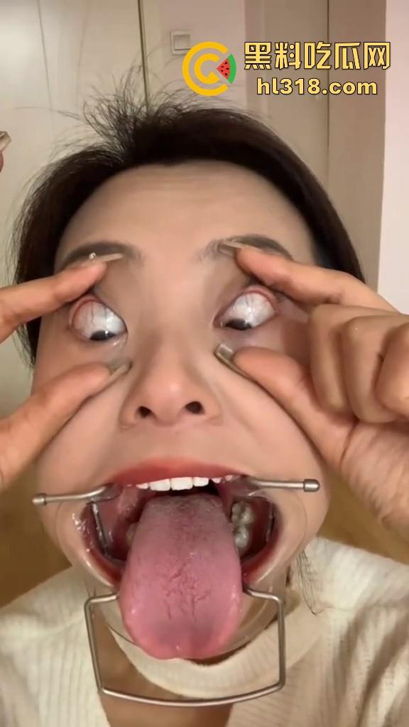 给骚母狗来个口腔检查，看看这淫荡骚逼口中有没有什么异物，合不合适射嘴里，母狗还挺享受的！-5