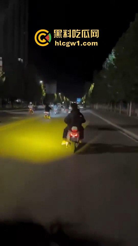 精神小伙炸街惹事！嫌话不好听，踢车砸车还录视频尾随炫耀，真特么无法无天！-9