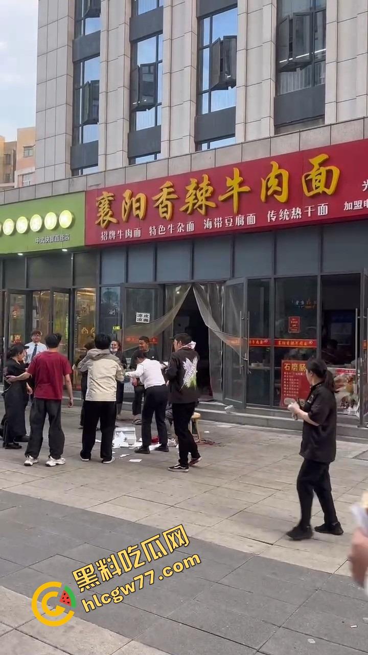 武汉光谷牛肉面店惊现砍人案，一言不合刀光乱舞，食客吓得连汤都没顾上喝就开跑！-11