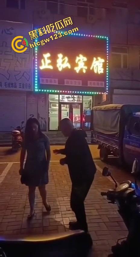 辽宁软饭男真实上演软饭硬吃，足浴店下班接人，老婆被操到下面疼，他还劝她继续干一年！-4