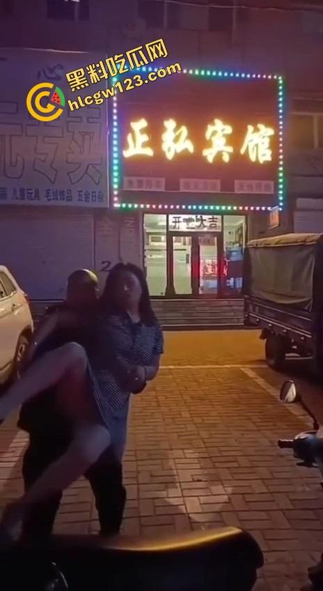 辽宁软饭男真实上演软饭硬吃，足浴店下班接人，老婆被操到下面疼，他还劝她继续干一年！-5