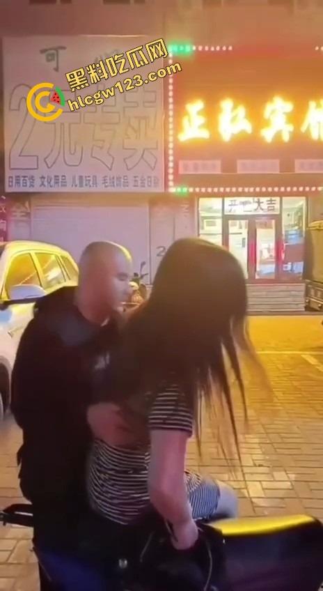 辽宁软饭男真实上演软饭硬吃，足浴店下班接人，老婆被操到下面疼，他还劝她继续干一年！-7