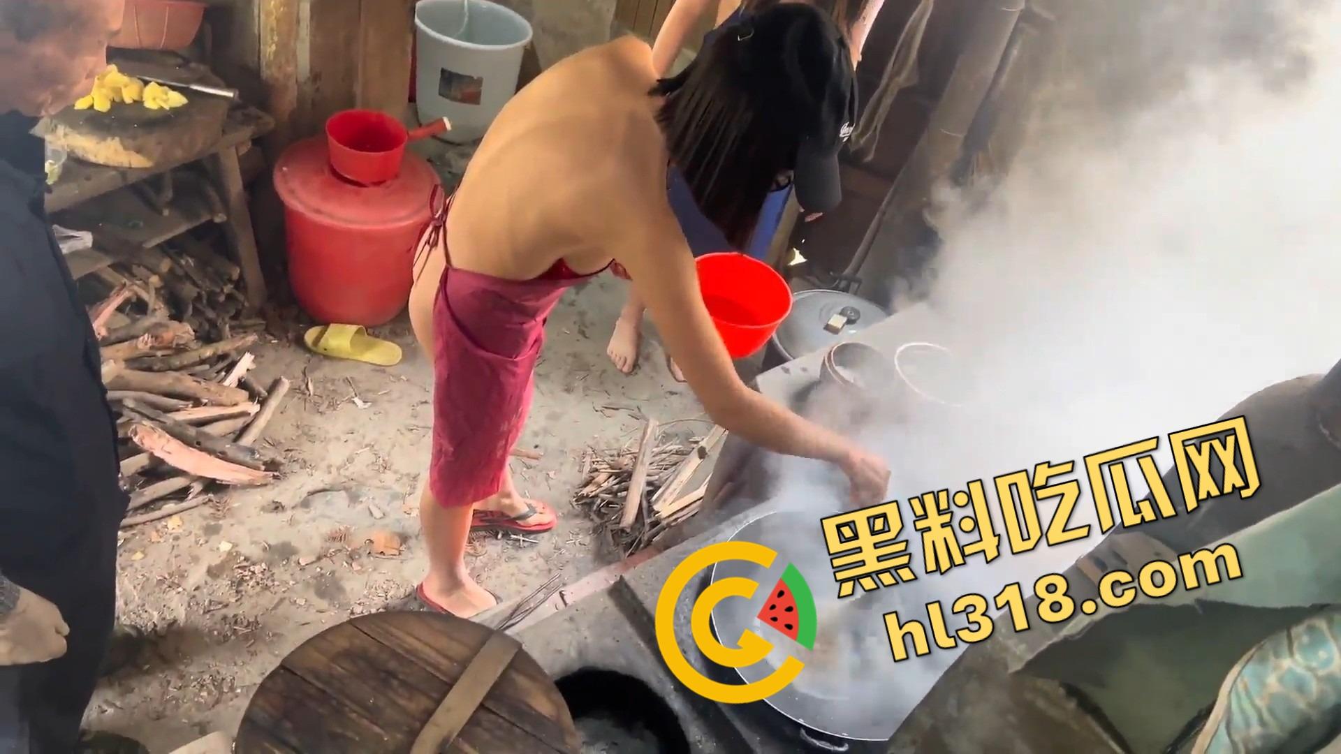 露出天花板御姐『cikaimoon』携闺蜜全裸下乡，裸乳肥臀给大爷做饭送温暖，大爷饭没吃奶吃饱！-10