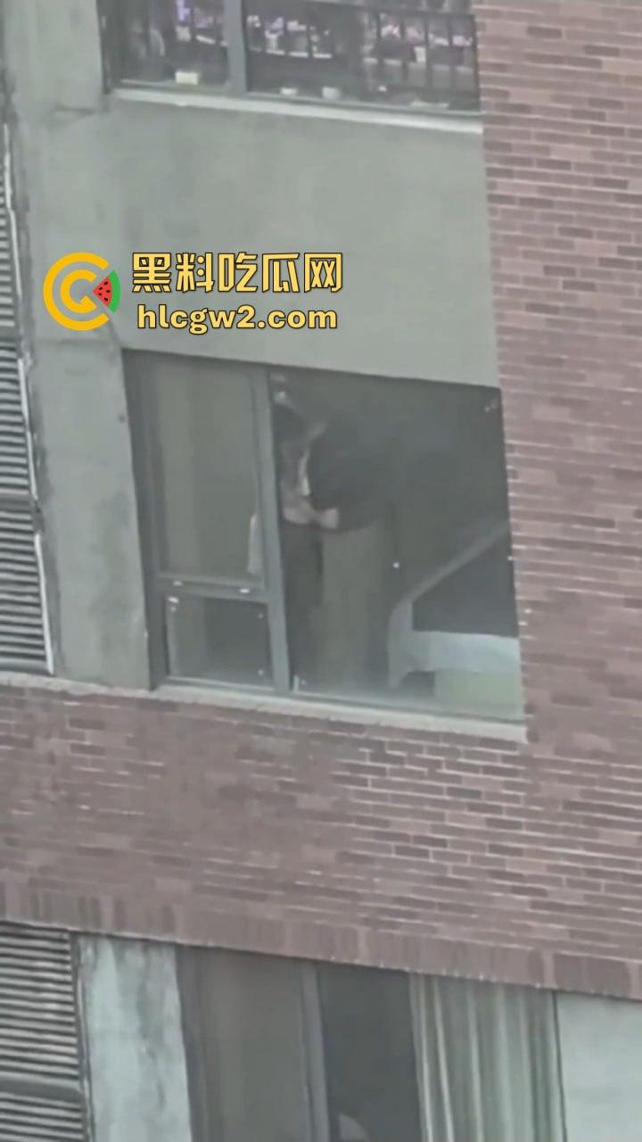 隔壁楼男子窗户边吊打女子调教 小皮鞭啪啪作响还疯狂RUA胸  奶子都反光了这拍视频的哥们真是个神！-1