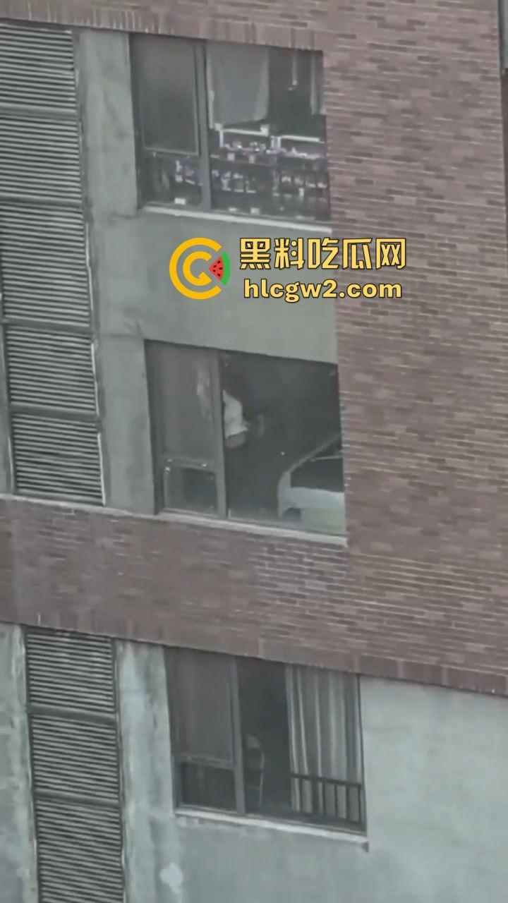 隔壁楼男子窗户边吊打女子调教 小皮鞭啪啪作响还疯狂RUA胸  奶子都反光了这拍视频的哥们真是个神！-4