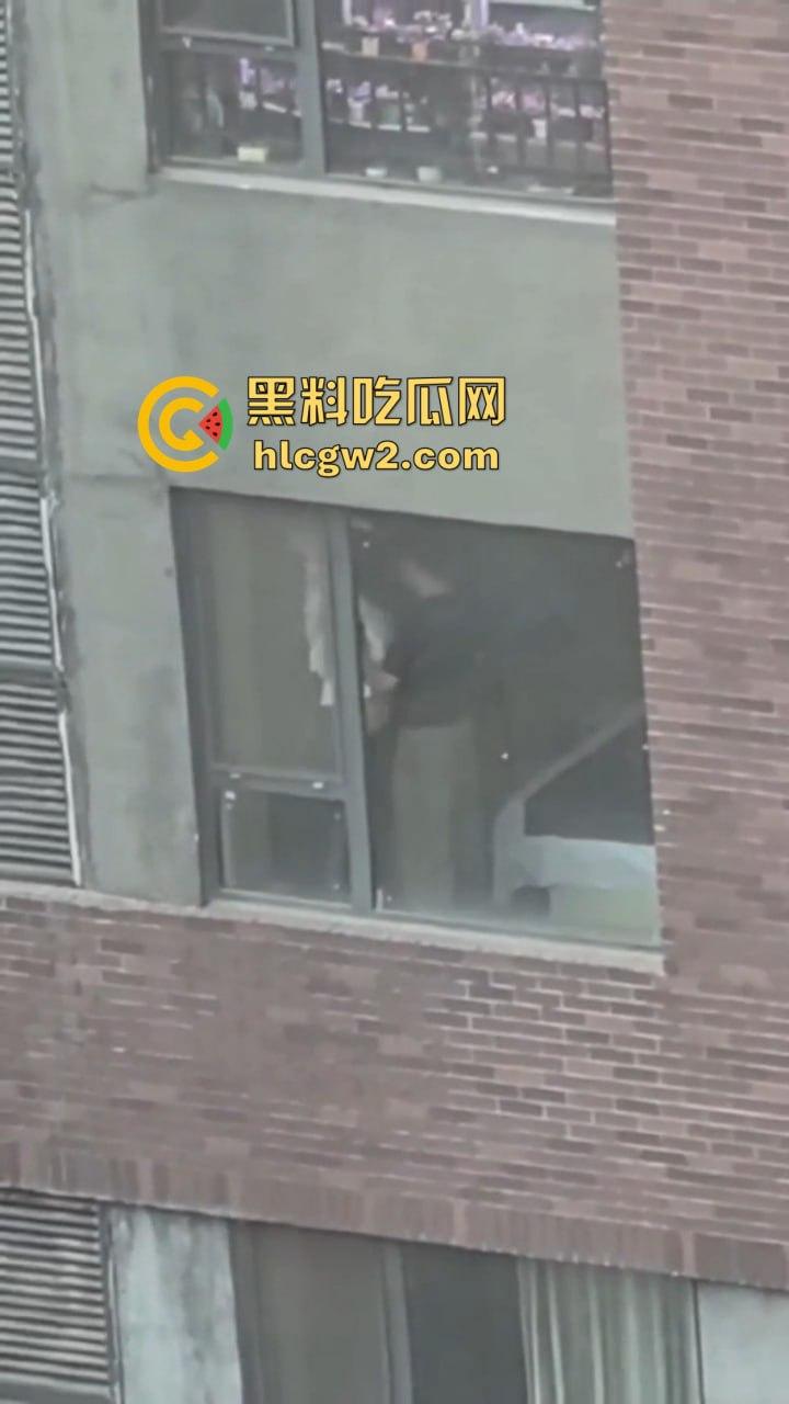 隔壁楼男子窗户边吊打女子调教 小皮鞭啪啪作响还疯狂RUA胸  奶子都反光了这拍视频的哥们真是个神！-7