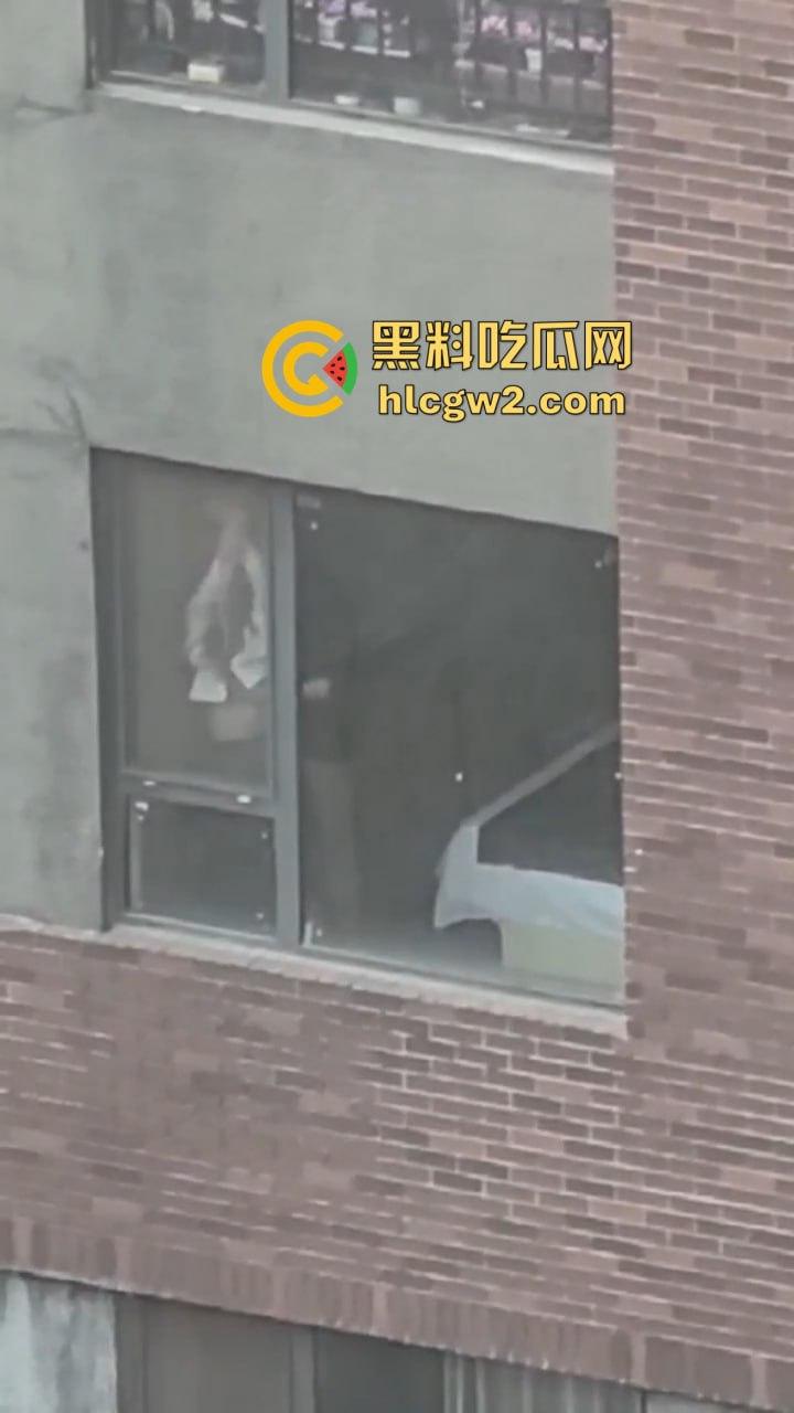 隔壁楼男子窗户边吊打女子调教 小皮鞭啪啪作响还疯狂RUA胸  奶子都反光了这拍视频的哥们真是个神！-9