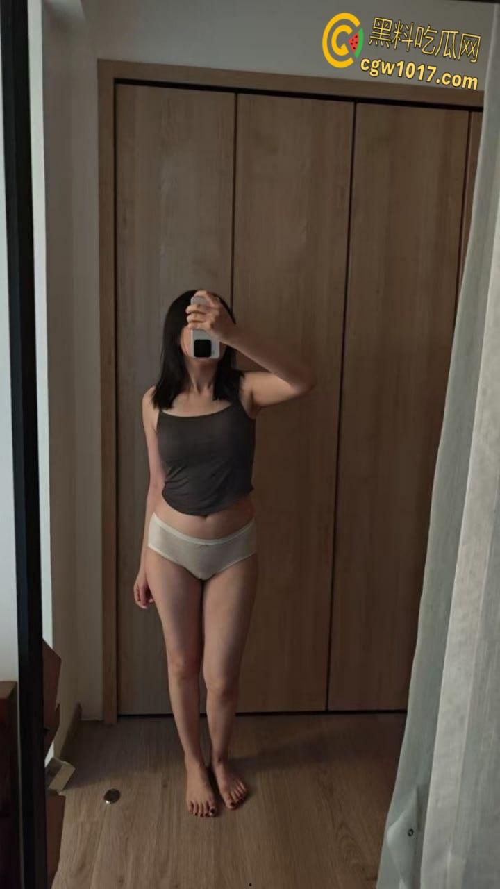 上海反差学生妹【李斯婷】表面清纯女神实则风骚母狗，白虎骚穴自慰猛插，白浆直流！-4