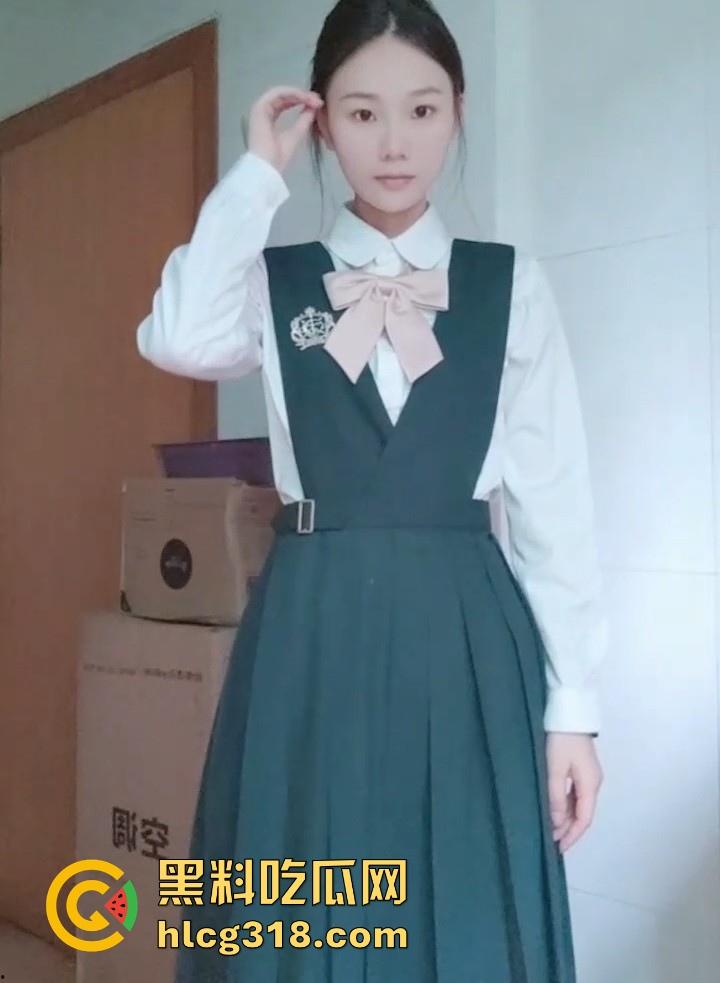 广西清纯反差嫩妹【林萧莹】付费私拍视频流出 全裸挑逗搔首弄姿 把金主爸爸挑逗的前列腺液直流！-7