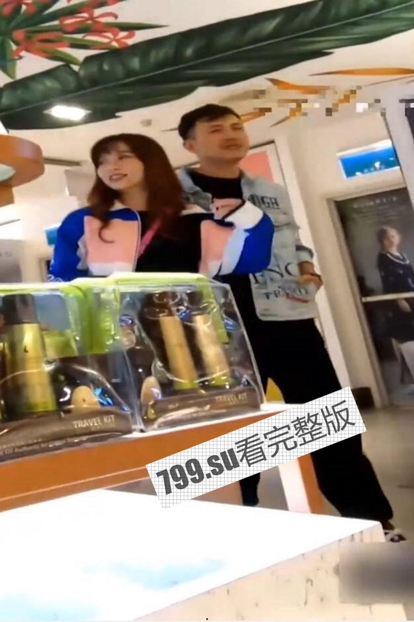 顶级偷拍 偶遇穿超短裙还不穿内裤的骚货 大神当着男友面抄底 11 分钟完整版-1