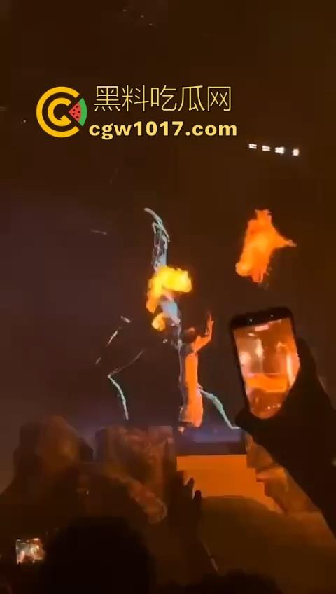 澳门travis演唱会蹦迪现场秒变ufc打斗大赛，精神小伙摇头晃脑引发口角纠纷，直接在场下互殴了起来，这就是嘻哈？-4