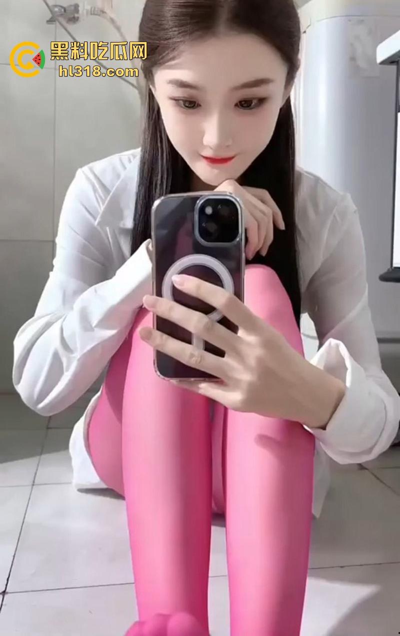 抖音擦边网红【猪妮妮Ss】定制福利曝光，极品女神穿紧身瑜伽裤，玉足揉搓玩具，逼缝清晰可见诱惑无比！-3