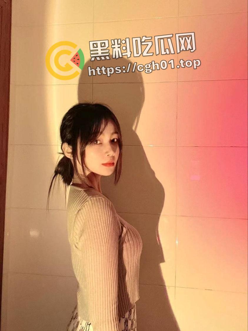 南京研究生网调母狗 逼里洗樱桃吃 超粗玩具硬塞进去 果然研究生玩的就是比专科花-1