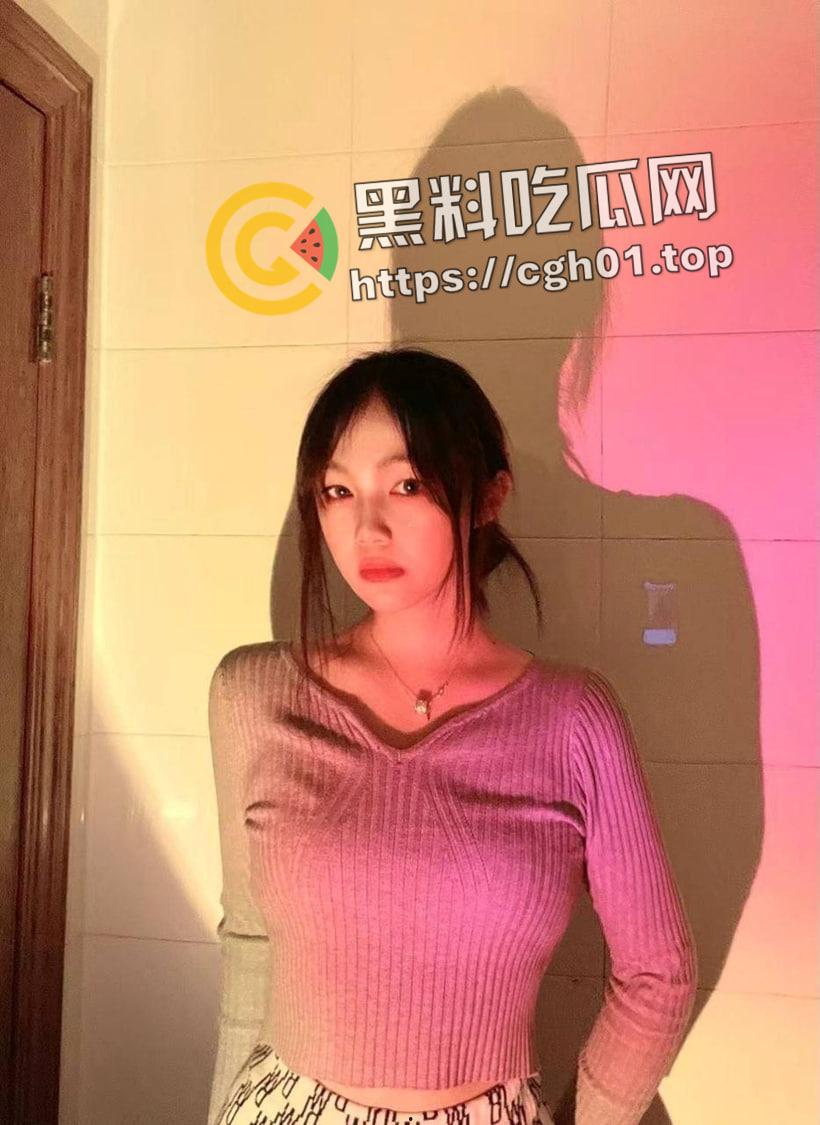 南京研究生网调母狗 逼里洗樱桃吃 超粗玩具硬塞进去 果然研究生玩的就是比专科花-4