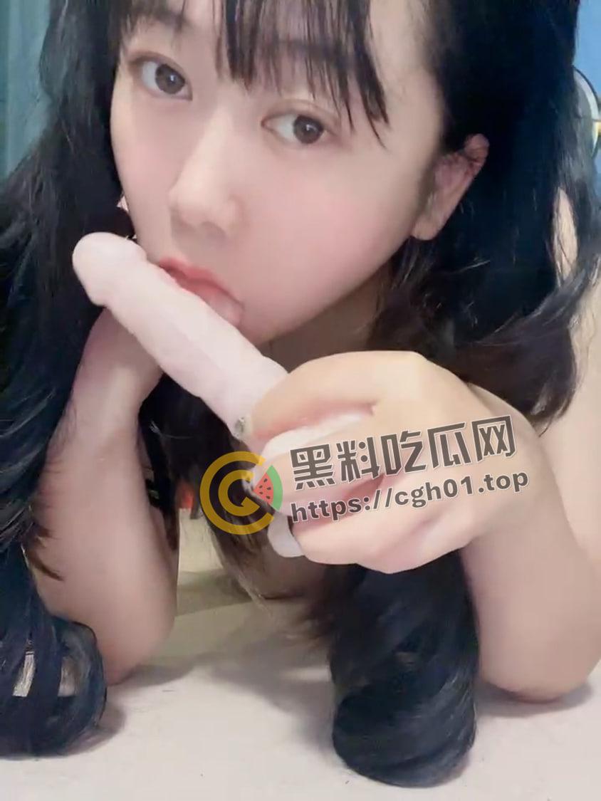 南京研究生网调母狗 逼里洗樱桃吃 超粗玩具硬塞进去 果然研究生玩的就是比专科花-10