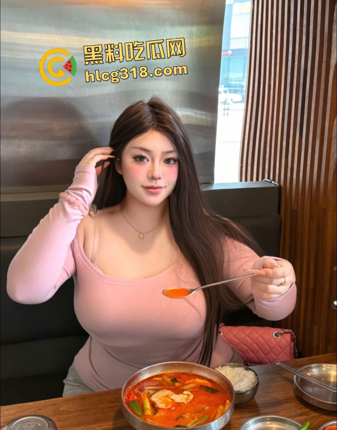 抖音【甜崽穎寶】骚母狗热衷露出多人玩法，屁股被当面包一样蹂躏！大体重肥猪还能展现一字马？-2