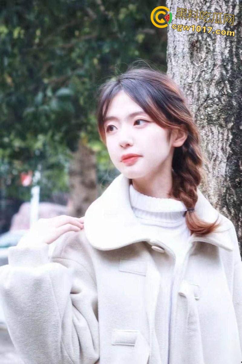 江苏师范大学女神【丁晓眠】，清纯白月光被渣男爆操嫩逼，大屌直捅后入，跪吞大屌后入喷汁！-3