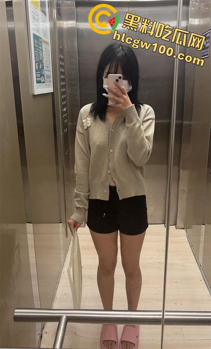 抖音3.5W粉丝小网红【可露莉】，抖音发的是可欲可甜小萌妹，国外展示的是豪放巨乳白虎逼-7