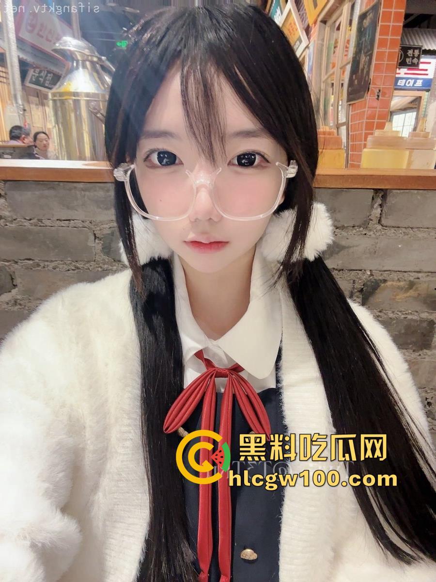 抖音3.5W粉丝小网红【可露莉】，抖音发的是可欲可甜小萌妹，国外展示的是豪放巨乳白虎逼-8