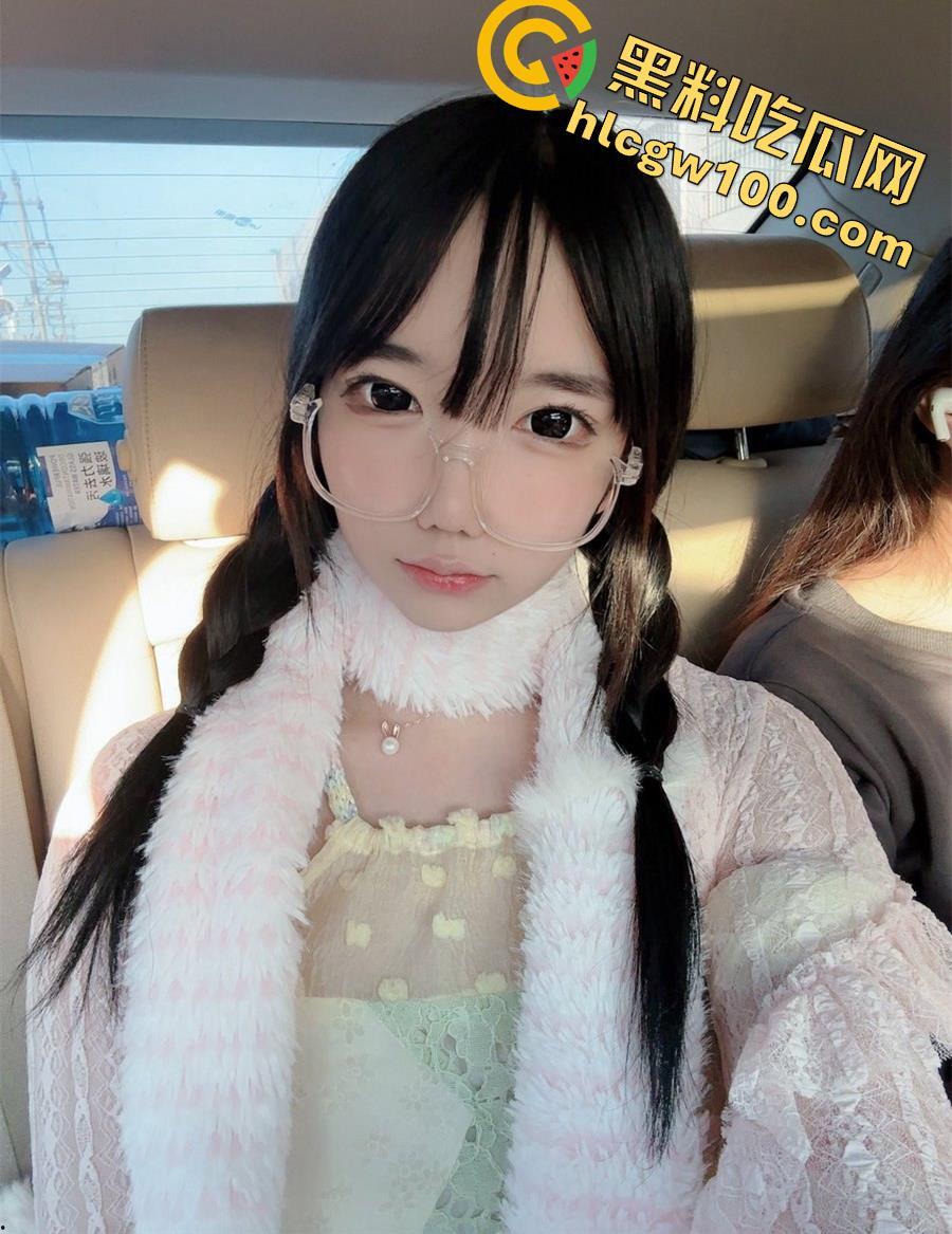 抖音3.5W粉丝小网红【可露莉】，抖音发的是可欲可甜小萌妹，国外展示的是豪放巨乳白虎逼-11