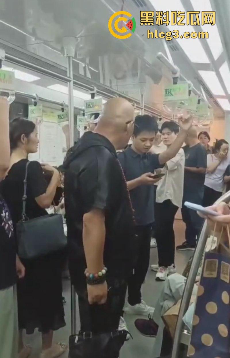 小伙脸伸过来我打一巴掌给你2万！江苏南京一位光头老汉地铁上强行让小伙子让座！-4